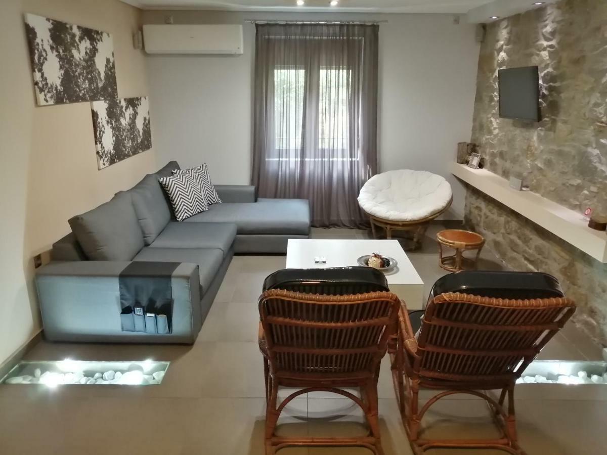 Modern Residence In The Center Of Trikala エクステリア 写真