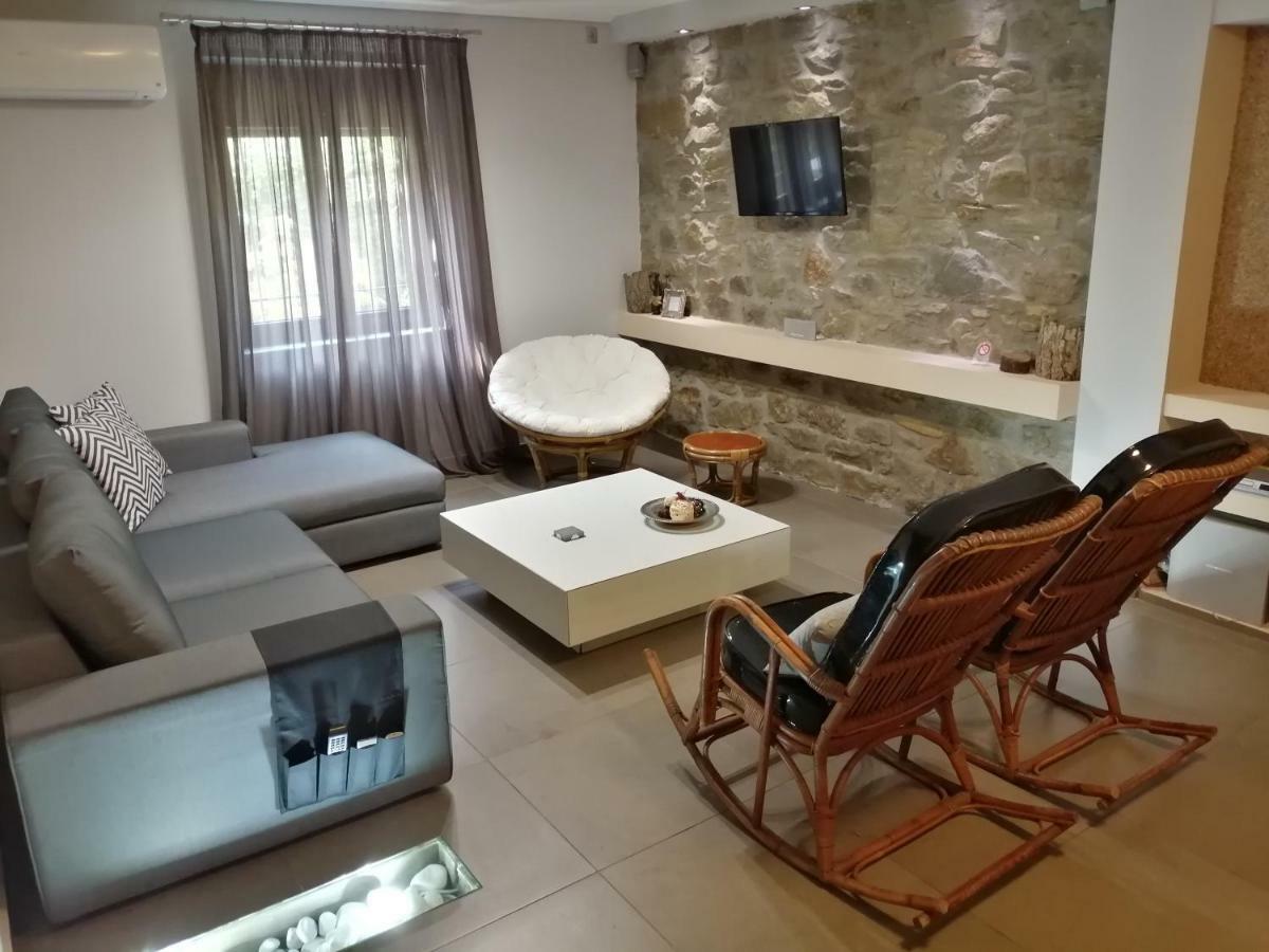 Modern Residence In The Center Of Trikala エクステリア 写真